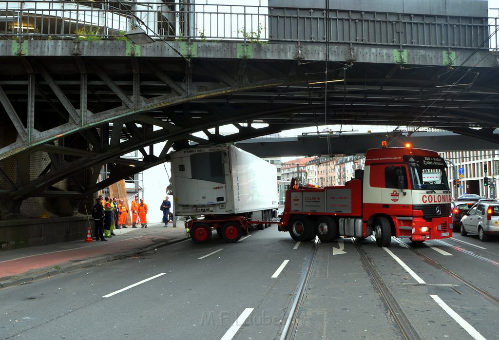 LKW blieb an Bruecke haengen Koeln Deutz Opladenerstr P072.JPG - Miklos Laubert